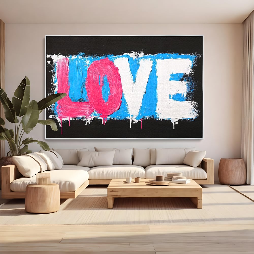 Tablou canvas cu tablou canvas cu mesajul love, in rama de aluminiu argintiu, pe perete intr-un living